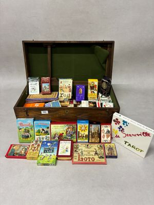de nombreux livres dans une boîte en bois posée sur une surface blanche