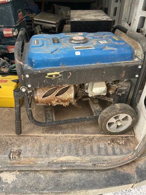 un générateur bleu et noir à l'arrière d'un camion