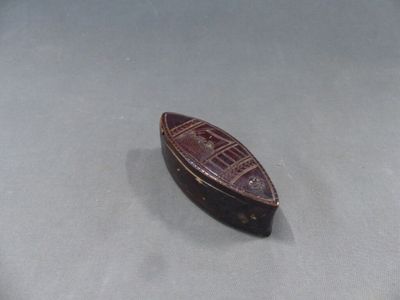 un petit bateau posé sur une table