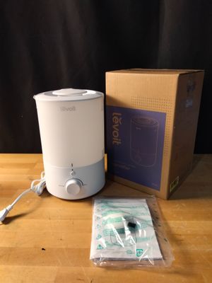 un petit humidificateur posé sur une table à côté d'une boîte