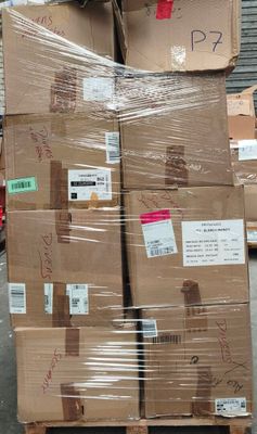 plusieurs boîtes empilées sur une palette