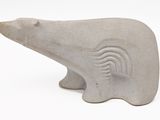 sculpture d'un ours polaire en pierre sur fond blanc