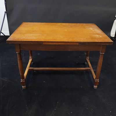une table en bois posée sur un sol noir