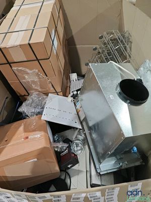 une boîte remplie de boîtes, et d'autres boîtes à l'intérieur de celle-ci