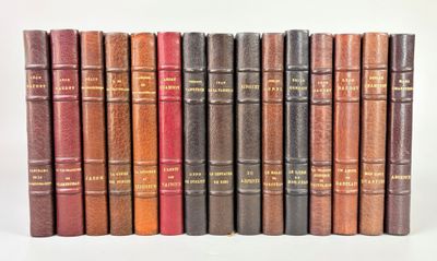 les livres sont alignés en rangées sur une surface blanche