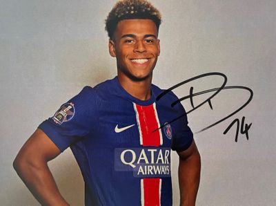 un homme qui pose pour une photo en tenue de football
