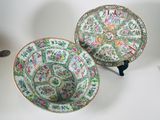 deux bols en porcelaine chinoise et un bol sur un socle
