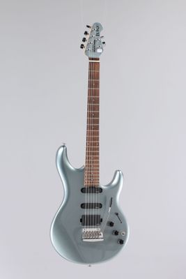 un gros plan d'une guitare posée sur un support, sur fond blanc