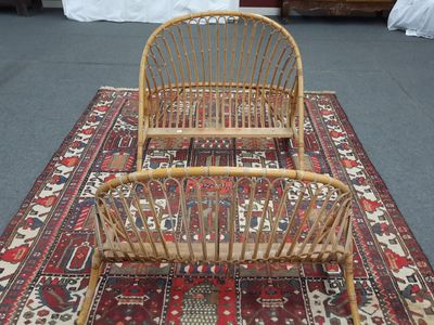 une chaise posée sur un tapis au sol