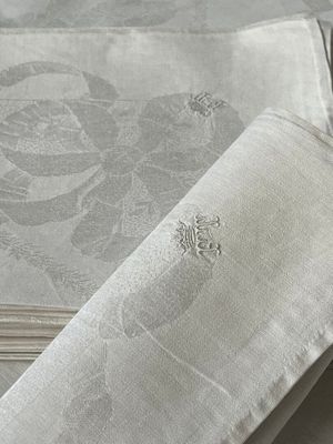 une pile de serviettes pliées posée sur une table