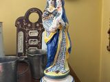 une statue de femme tenant un bébé sur une table