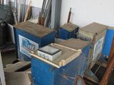 une boîte bleue posée au milieu d'une pièce