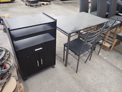 une table, une chaise et un meuble au milieu d'un terrain