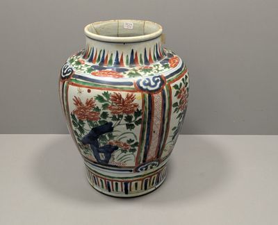 un vase posé sur une table dans une pièce