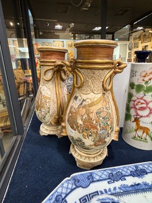 trois vases posés sur une table