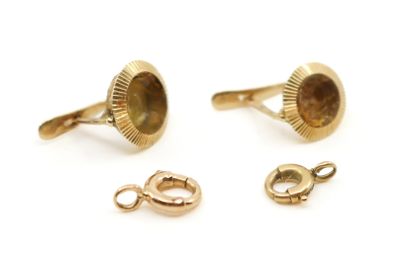deux paires de bracelets en or et un fermoir en or