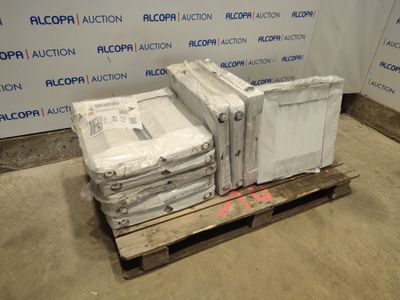 une pile de cartons posée sur une palette devant un mur