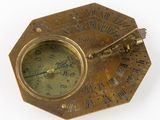 une horloge en laiton ornée de chiffres romains