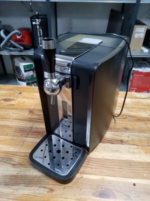 une machine à café posée sur une table en bois