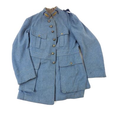 un gros plan d'une veste bleue sur fond blanc