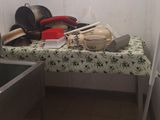 une table sur laquelle sont posés tout un tas de casseroles et de poêles