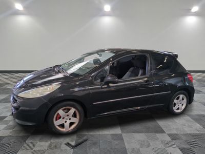 la photo d'une voiture noire garée dans un garage