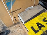 une boîte sur laquelle est posée une étiquette, posée à côté d'une paire de chaussures