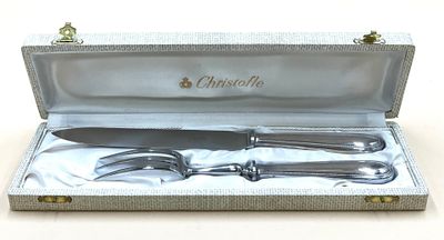 une boîte en argent contenant un couteau et une fourchette