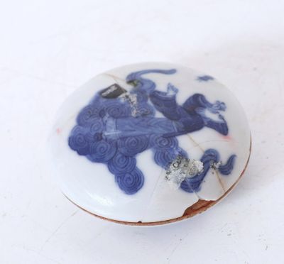CHINE. Petite boîte lenticulaire à fard en porcelaine et éma…