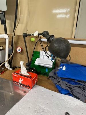 une photo d'une cuisine avec un évier et un plan de travail encombré