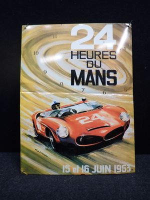 une image représentant un livre sur lequel figure la photo d'un homme au volant d'une voiture de course