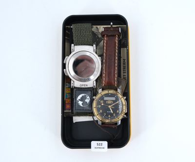 un étui noir contenant une montre, ainsi que d'autres objets