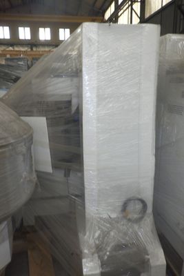 de nombreux rouleaux de film plastique enroulés autour d'une cuvette de WC dans un entrepôt