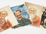 quatre tableaux représentant des hommes âgés sont exposés sur une surface blanche