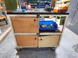 un chariot équipé de deux tiroirs dans un magasin