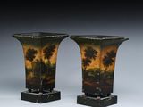une paire de vases décorés d'un paysage, posés sur une table