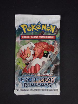 le dos d'un paquet de cartes à collectionner Pokémon posé sur une table