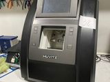 une machine posée sur un comptoir