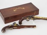 une vieille paire de pistolets dans un coffret en bois