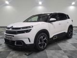 le 4x4 blanc est garé sur un carrelage à carreaux