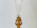 un vase en verre posé sur un support