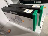 deux boîtes de manettes Nintendo Wii sur une étagère