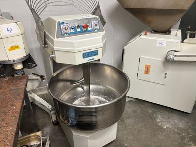 une photo d'un mixeur dans une cuisine, avec d'autres appareils
