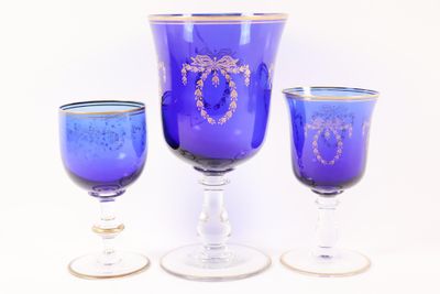 trois verres à vin posés l'un à côté de l'autre sur une table