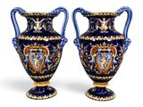 une paire de vases bleus et dorés sur fond blanc