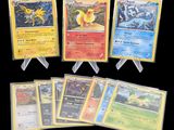 Plusieurs cartes Pokémon sont exposées sur un fond noir