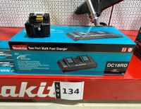 MAKITA. Chargeur à batteries DC18RD, avec une batterie occas…