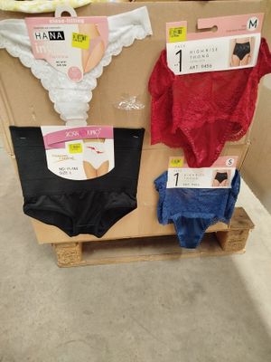 un présentoir de sous-vêtements sur une palette dans un magasin