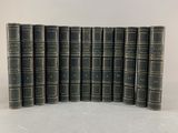 un coffret de six livres reliés en cuir noir avec des bordures dorées
