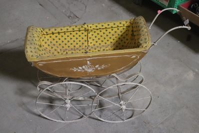 une poussette jaune et blanche avec un siège à pois